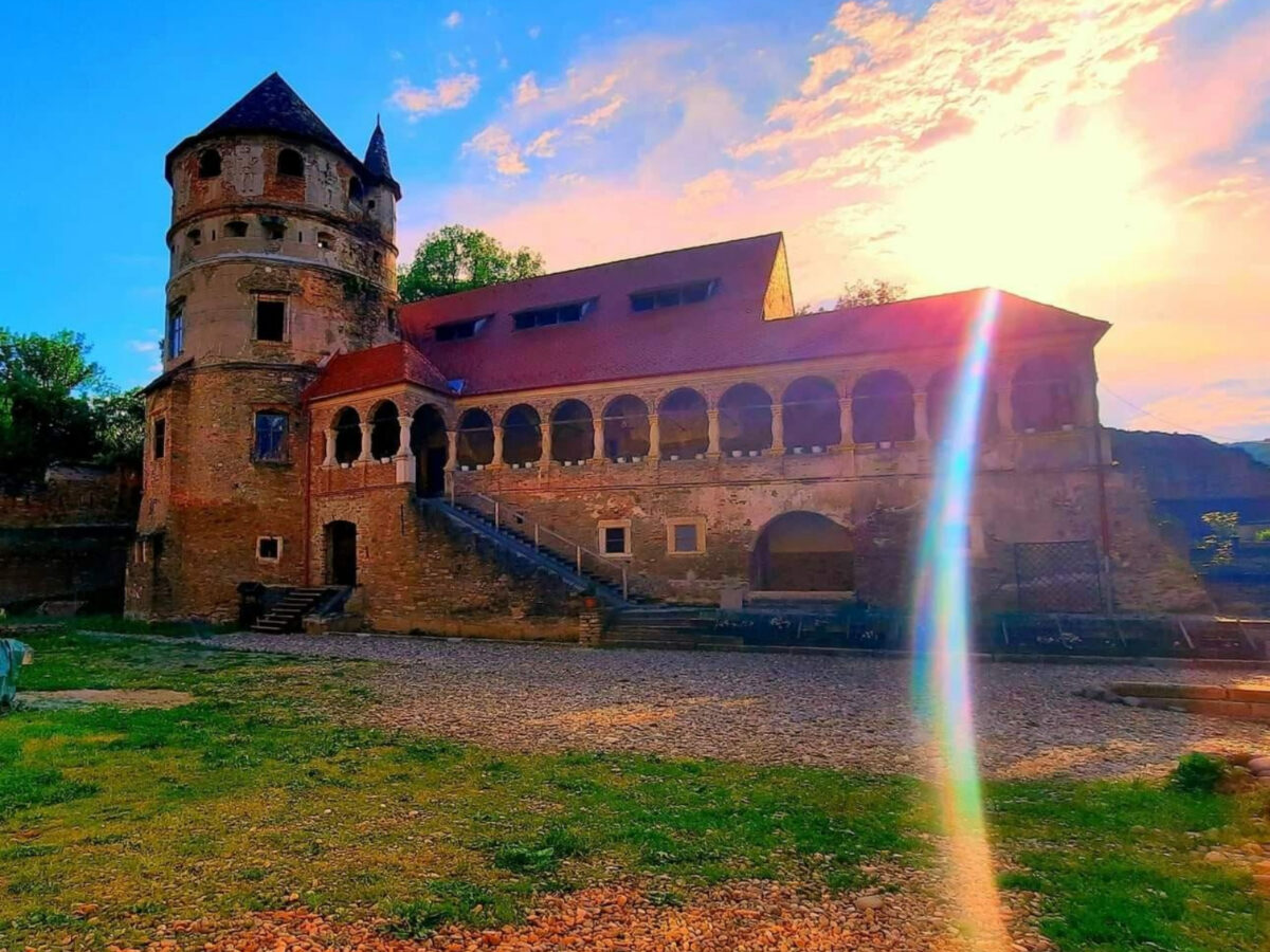 Localitatea de lângă Sighișoara care atrage anual o mulțime de turiști. Locul din România pe care trebuie să îl vizitezi vara asta