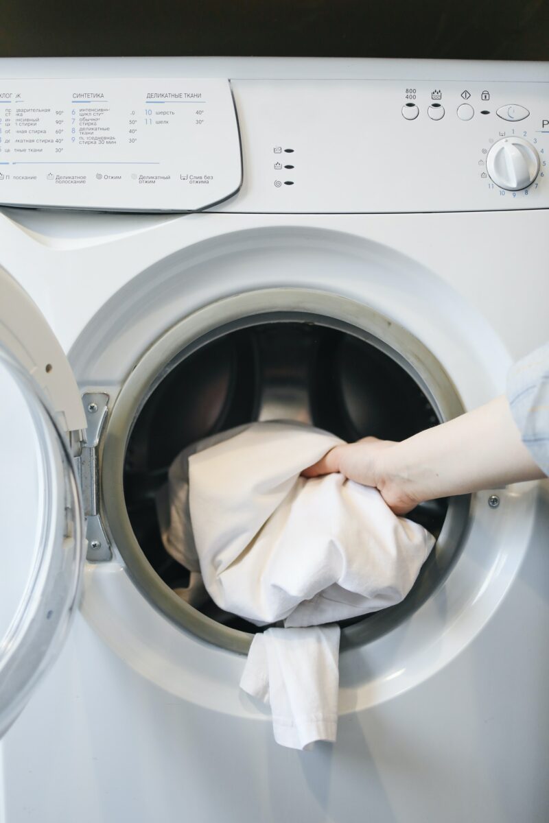 Trucul fabulos care te va scăpa de o mulţime de neplăceri! Pune o pungă în maşina de spălat rufe şi vei vedea diferenţa instant