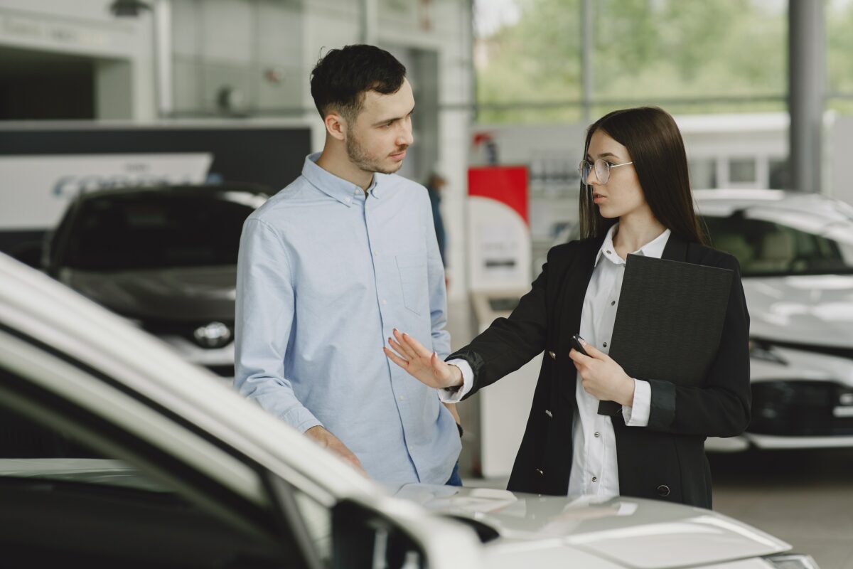 Parlamentul European a dat „undă verde”. Când se va interzice vânzarea mașinilor pe benzină și motorină.