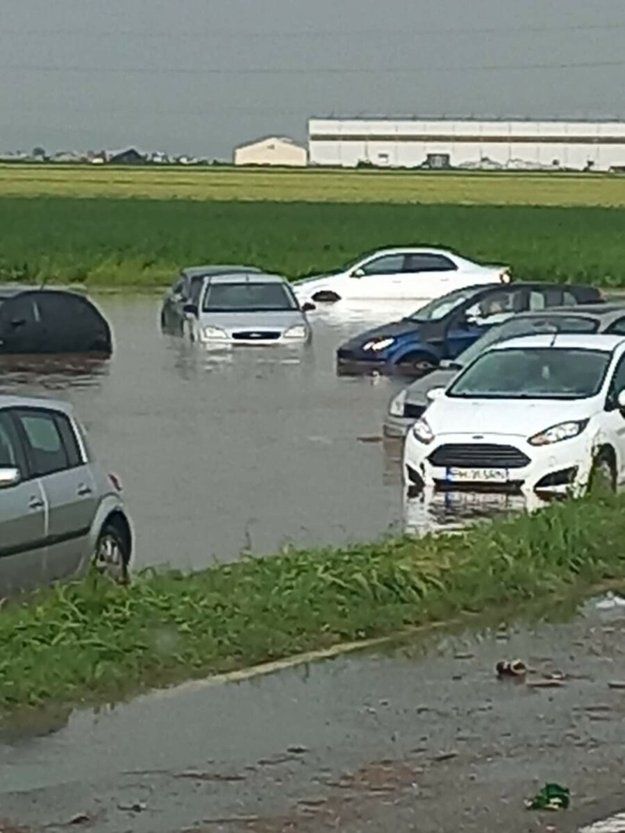 Potop în Prahova. Oamenii au fost evacuați de popmieri. Un bărbat a fost la un pas de electrocutare