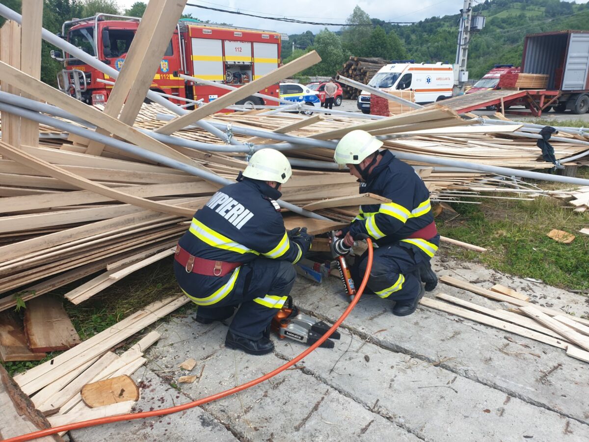 Accident cumplit într-o fabrică din Prahova. Patru persoane au fost prinse sunt o schela prăbușită
