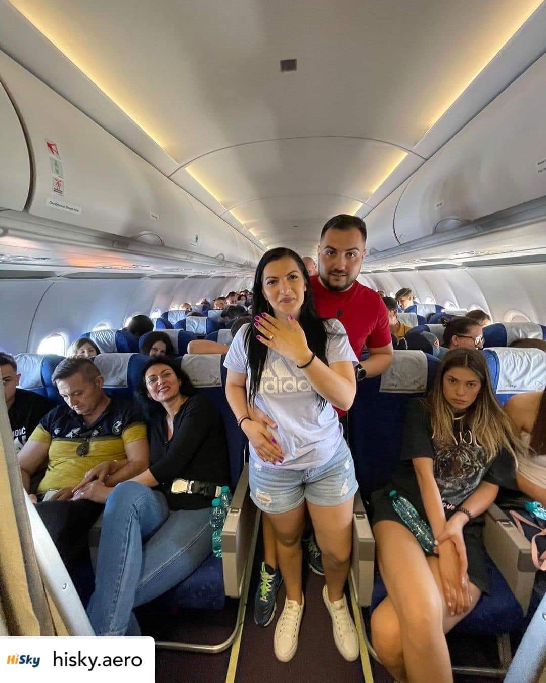 Cuplul din avion. Sursă foto: Facebook