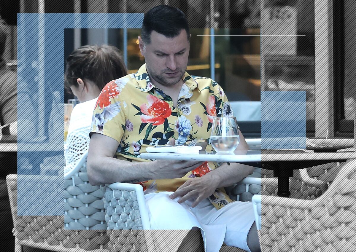 Imagine Stire Fizz a lăsat figurile și o arde ”normal” la terasă, în pantaloni scurți și ciorăpei. S-au dus vremurile cu Porsche și blănuri! Acum e cu salată de vară | 2review.ro