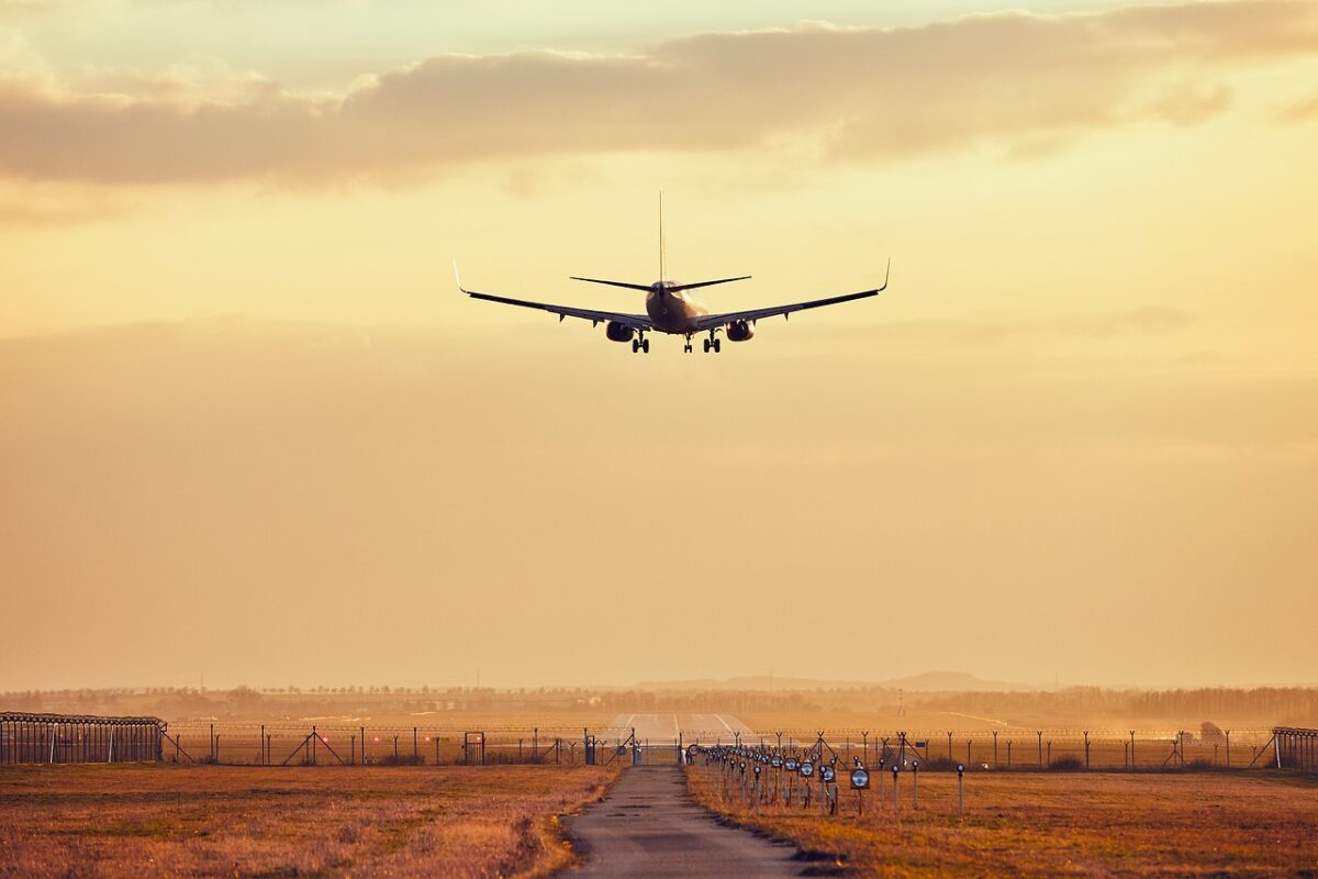 Revoltă pe Aeroportul din Timișoara! Zeci de turiști, care avea bilete către Antalya, s-au trezit cu zborul amânat: ”Ne-au dat un voucher de 35 de lei”