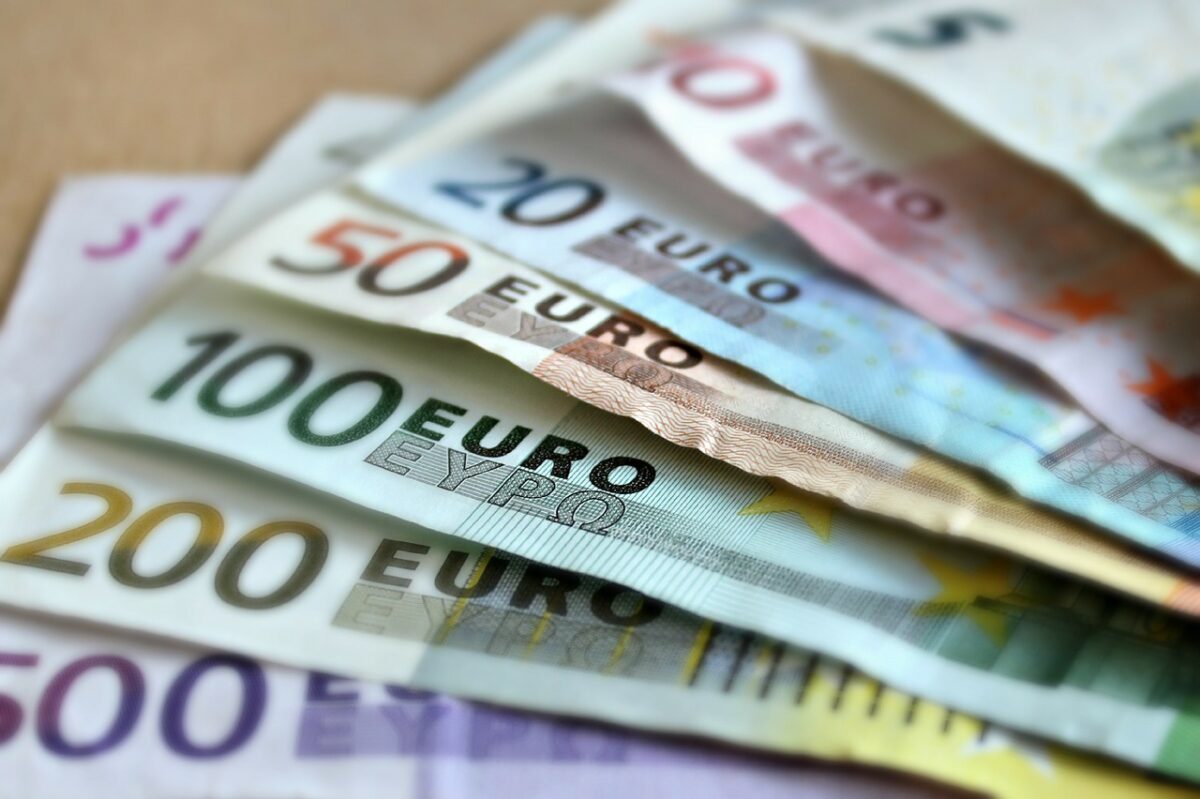 Nouă măsură de la Guvern. Ce români își vor putea amâna ratele