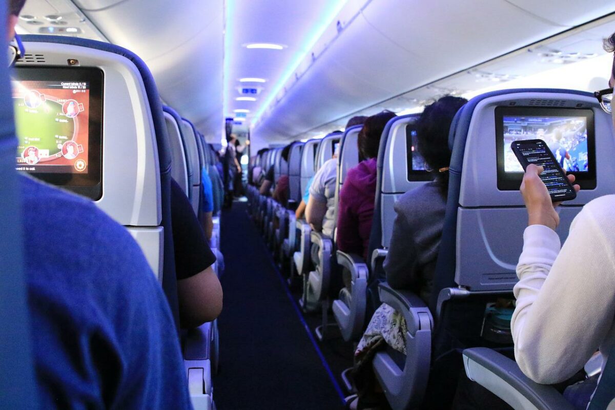 Tulburător! O femeie a murit în avion, la câteva ore de la începutul zborului. Familia a fost martoră la tragedie