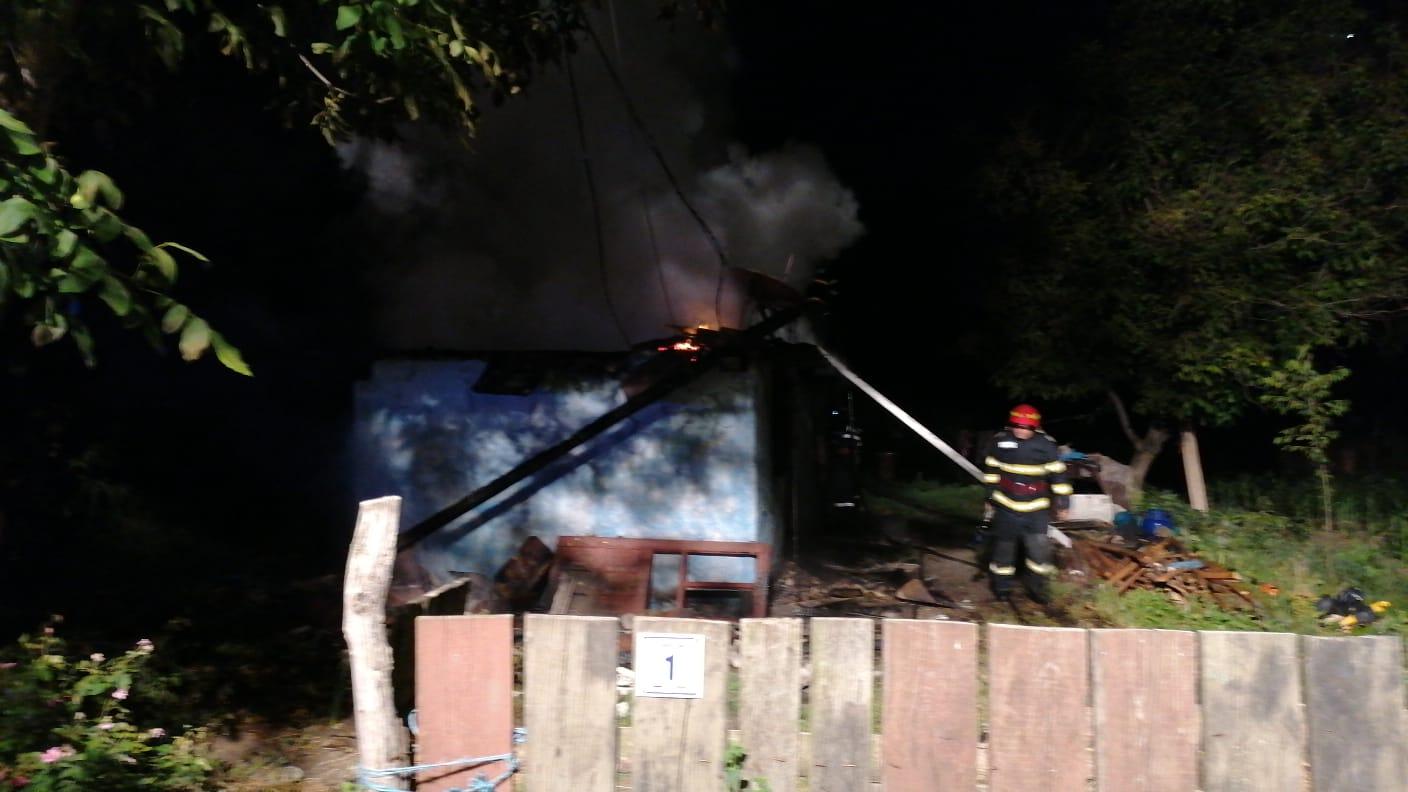 Tragedie în Iași. Mama, fiica și bunica au pierit în flăcări, după ce le-a luat foc casa