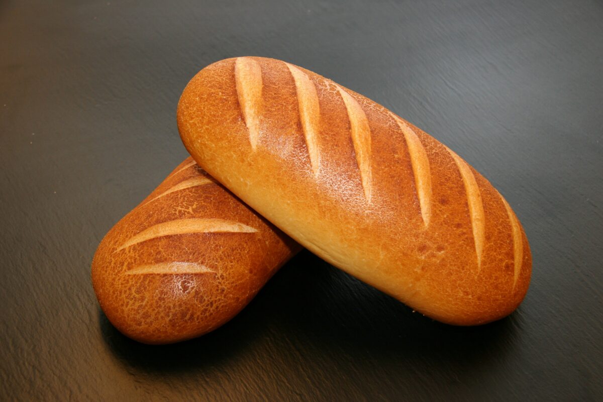 De ce pâinea din comerț rezistă atât de mult. Ce conține, de fapt, alimentul care nu lipesește niciodată de pe masa românilor
