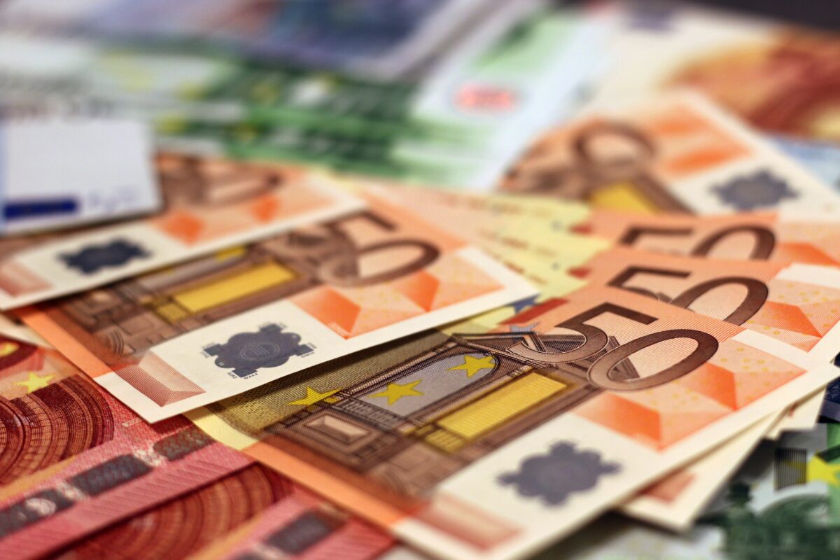 Curs valutar 22 iunie 2022. Cât costă astăzi un euro și un dolar american