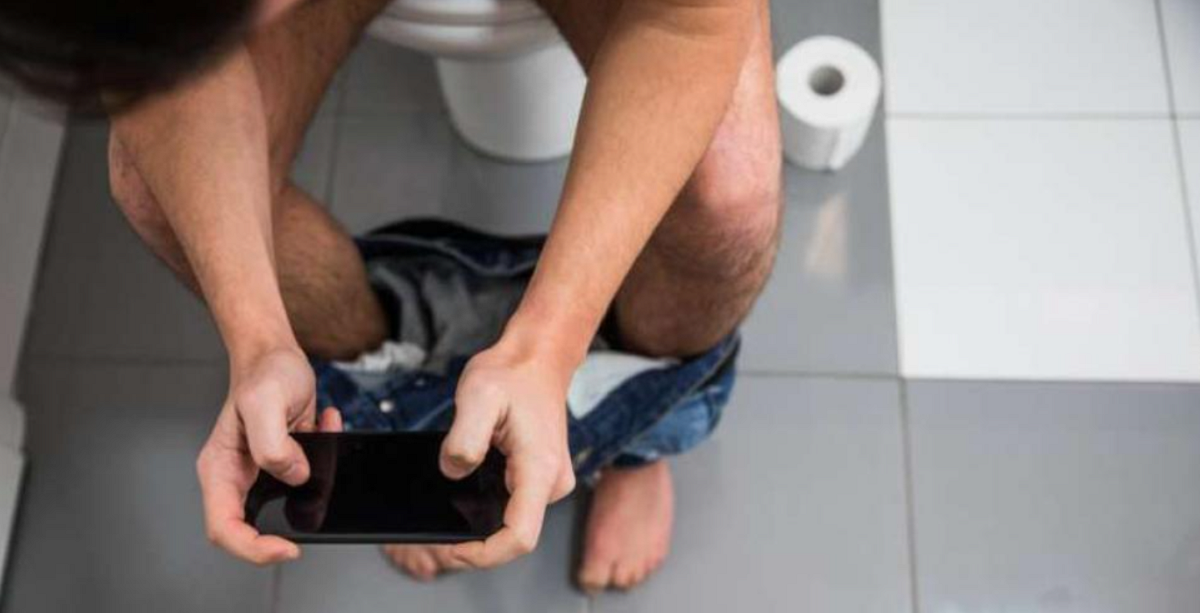 Tu stai pe telefon când mergi la WC? Pericolul uriaş la care te expui când faci asta