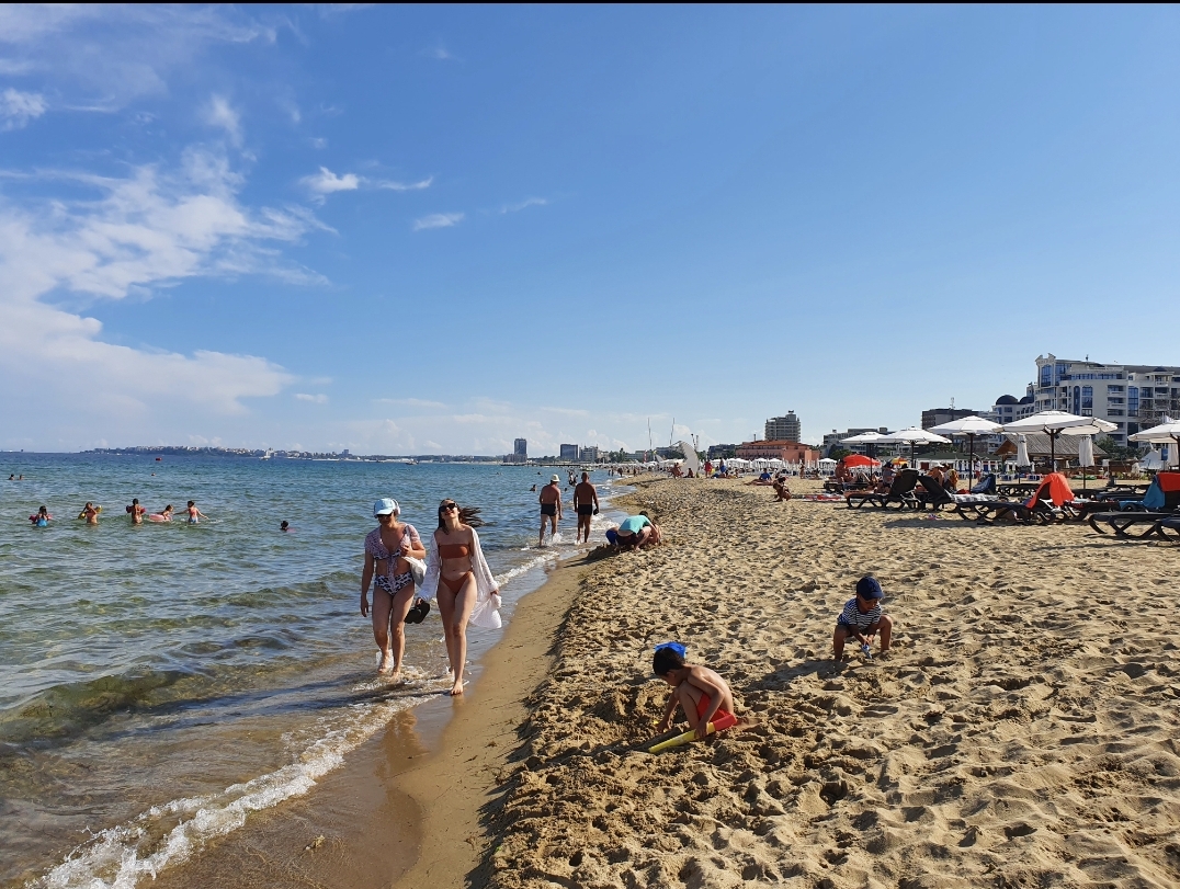 Momente de panică pe o plajă bulgărească iubită de români. Ce au descoperit în apa mării i-a pus pe fugă pe turiști