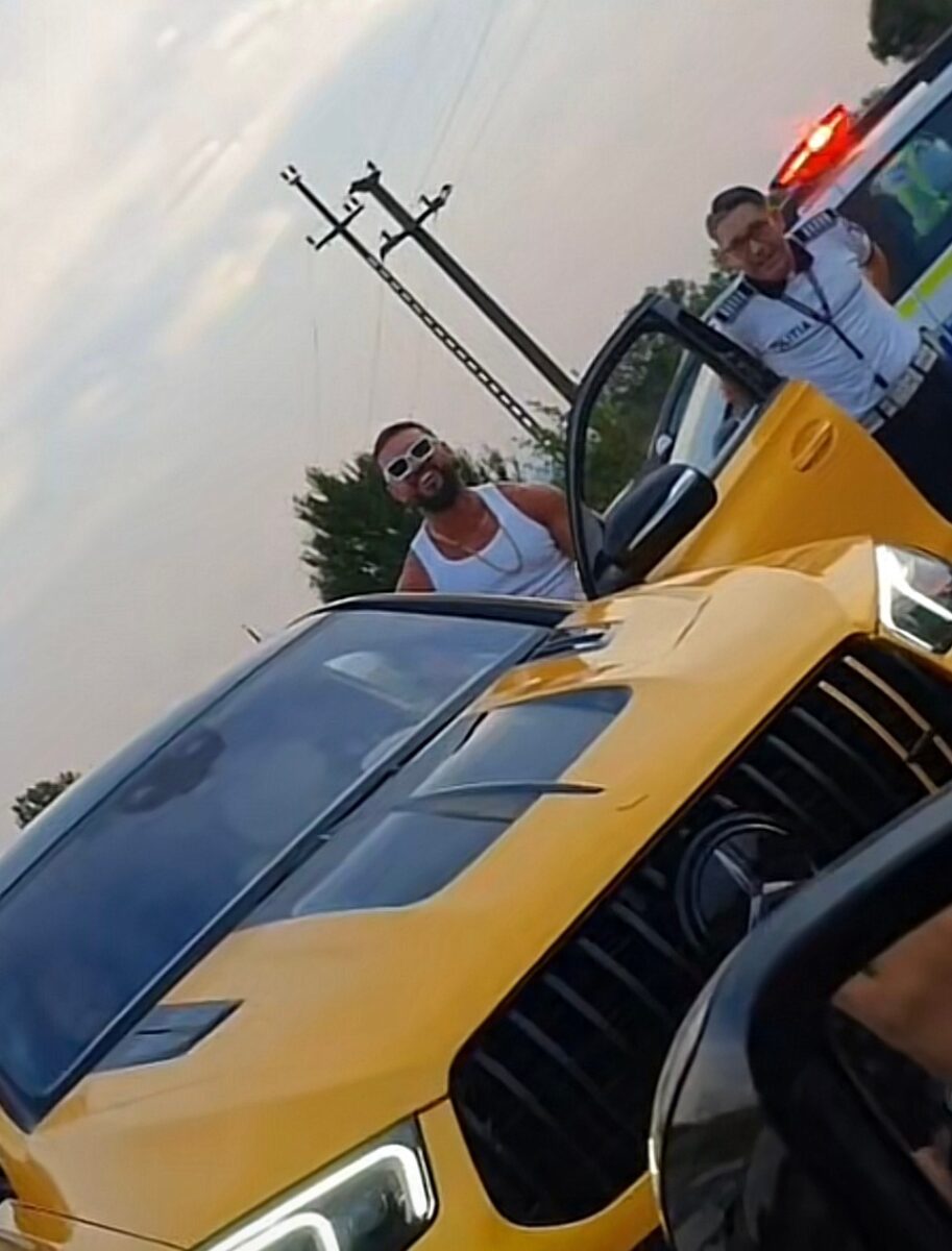 Imagine Stire Fără plăcuțe de înmatriculare, dar îmbrățișat și escortat de polițiști. Dorian Popa, filmat când a dat nas în nas cu oamenii legii | 2review.ro