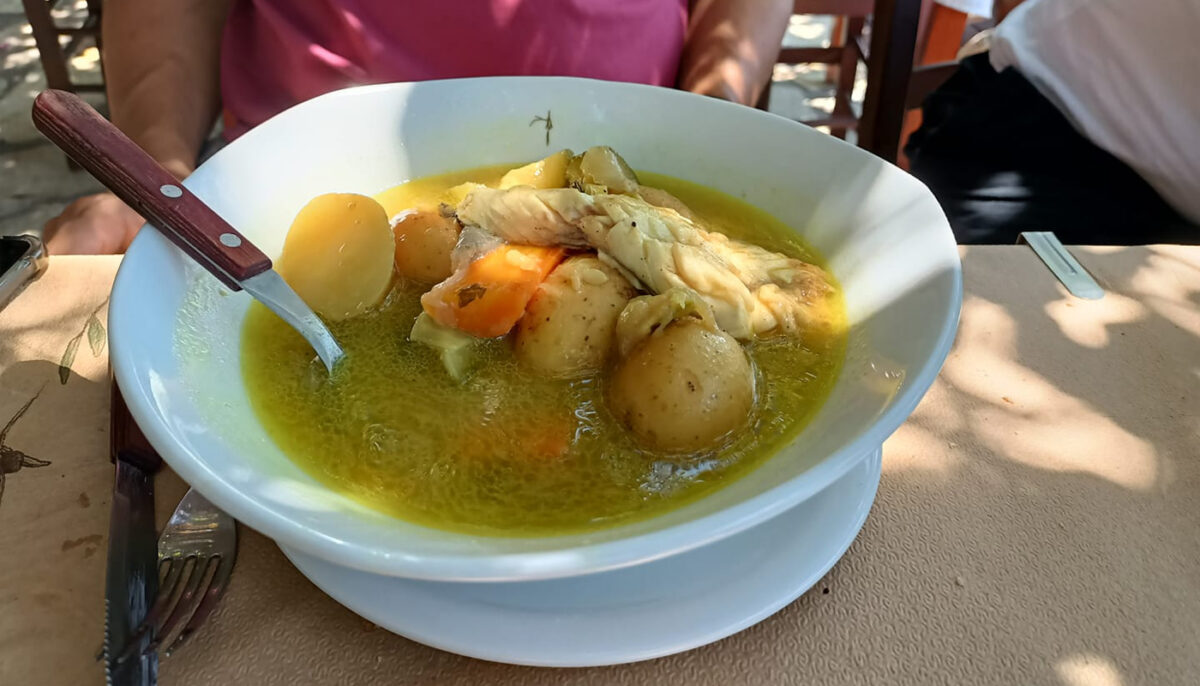 „Era trecută în meniu, dar fără preț!” Câți euro i s-a cerut unei turiste din România, pe o simplă ciorbă în Lefkada
