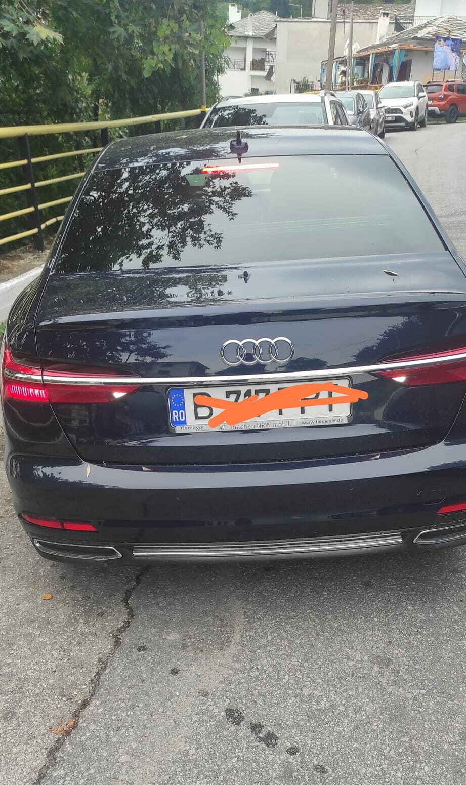 Mașina din postarea turistului. Sursă foto: Facebook