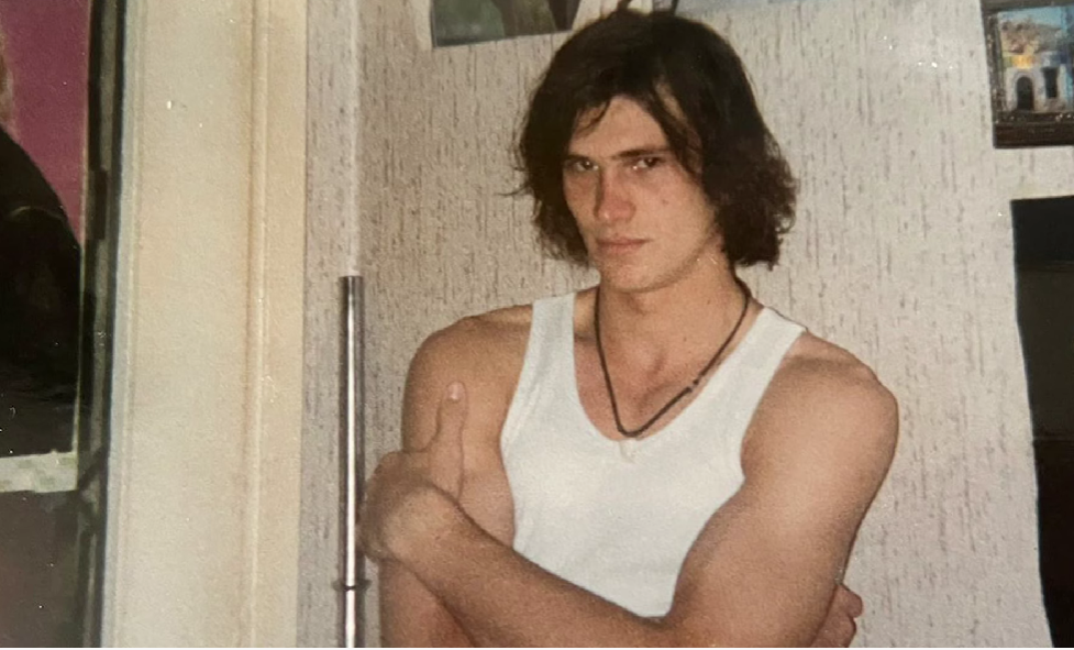 Imagine Stire Îl recunoști? Acum apare aproape în fiecare zi la televizor și este extrem de cunoscut | 2review.ro