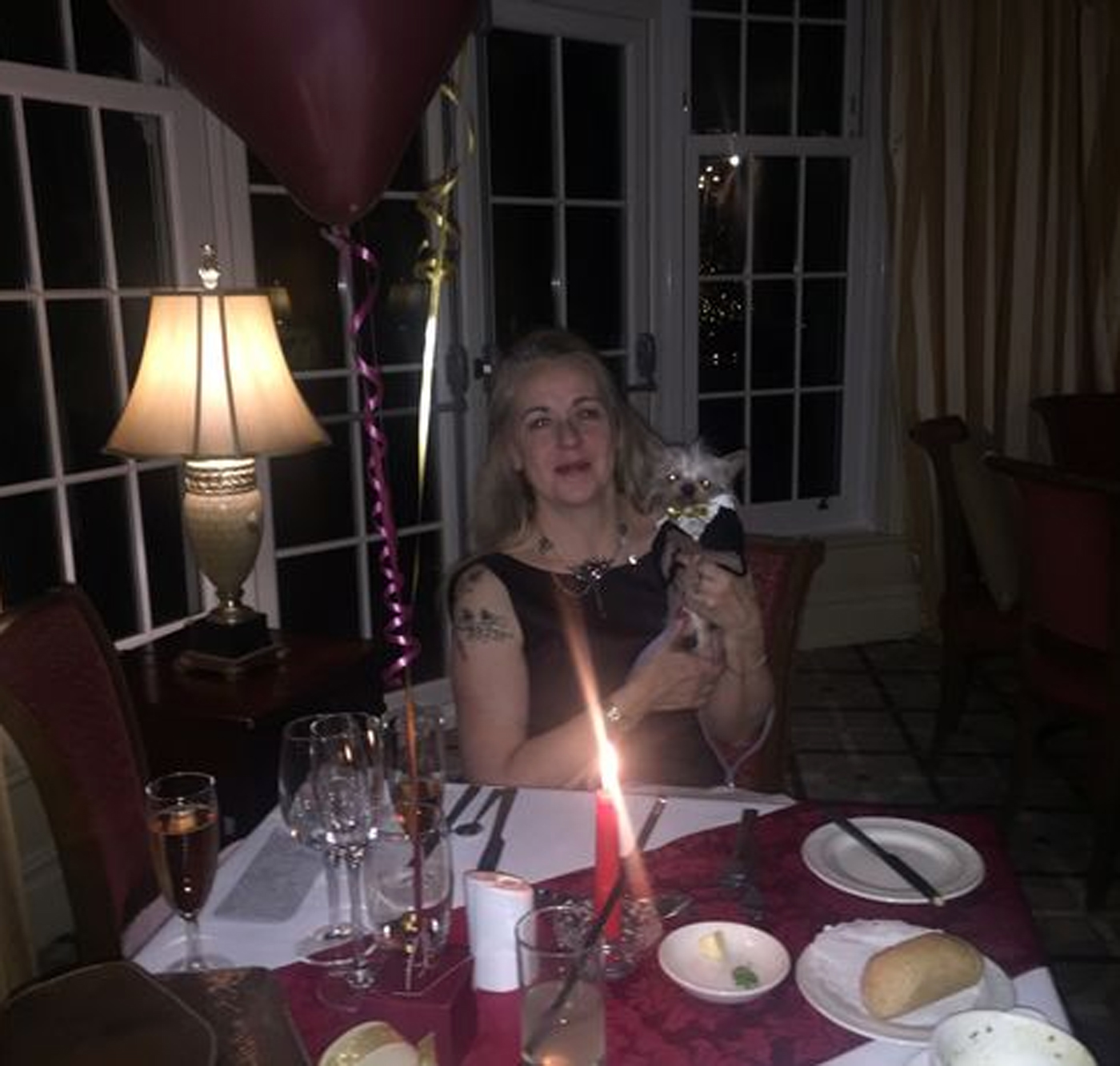 Părăsită de soț, femeia din imagine s-a cuplat cu cățelul ei. 