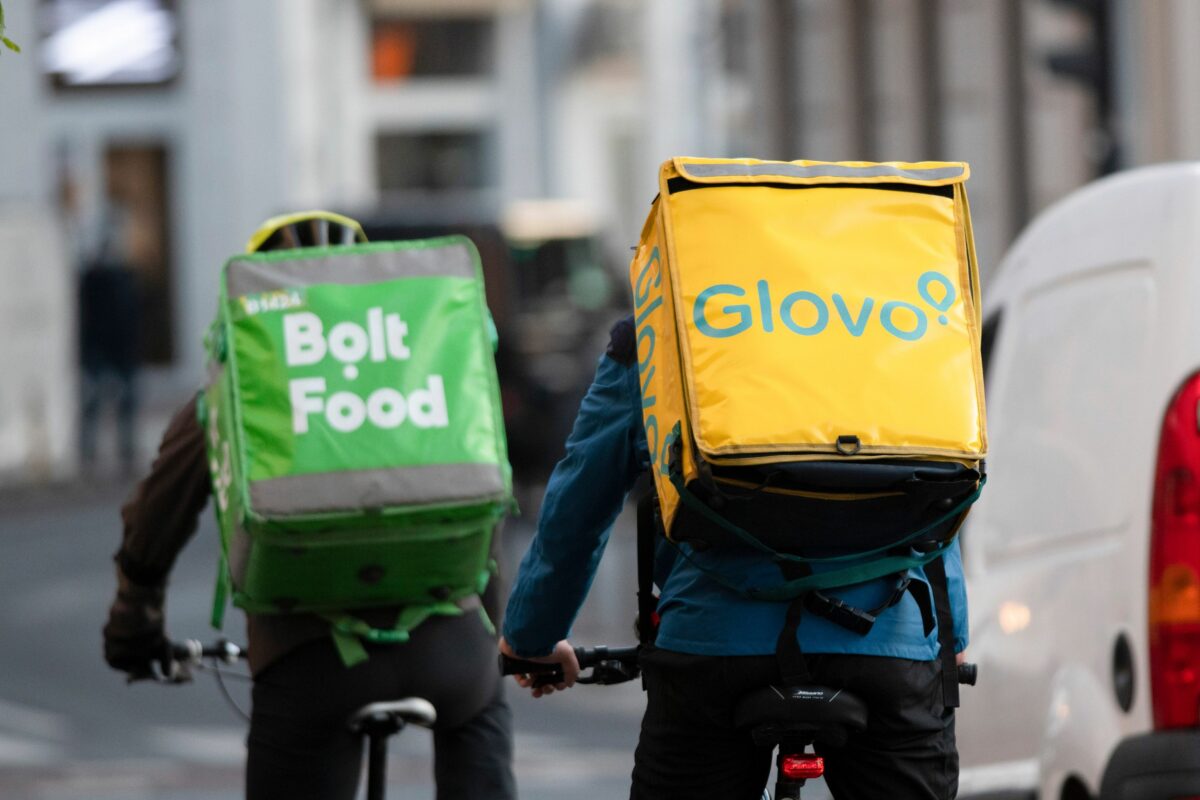 Ce salariu are un şofer de la Glovo? Cât câştigă faţă de livratorii Uber Eats sau Bolt Food