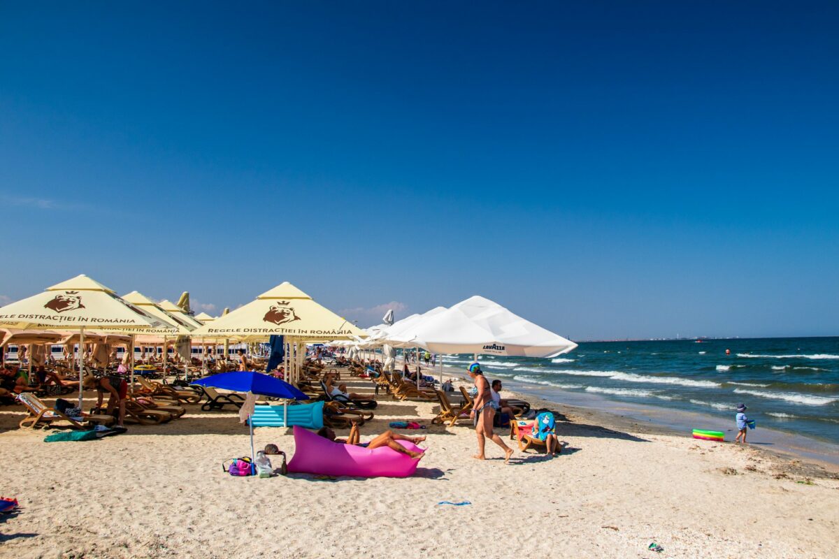 Fără turiști în plin sezon, prețurile scad dramatic. Cât costă un sezlong în stațiunea Mamaia, ”plus o bere sau un suc”