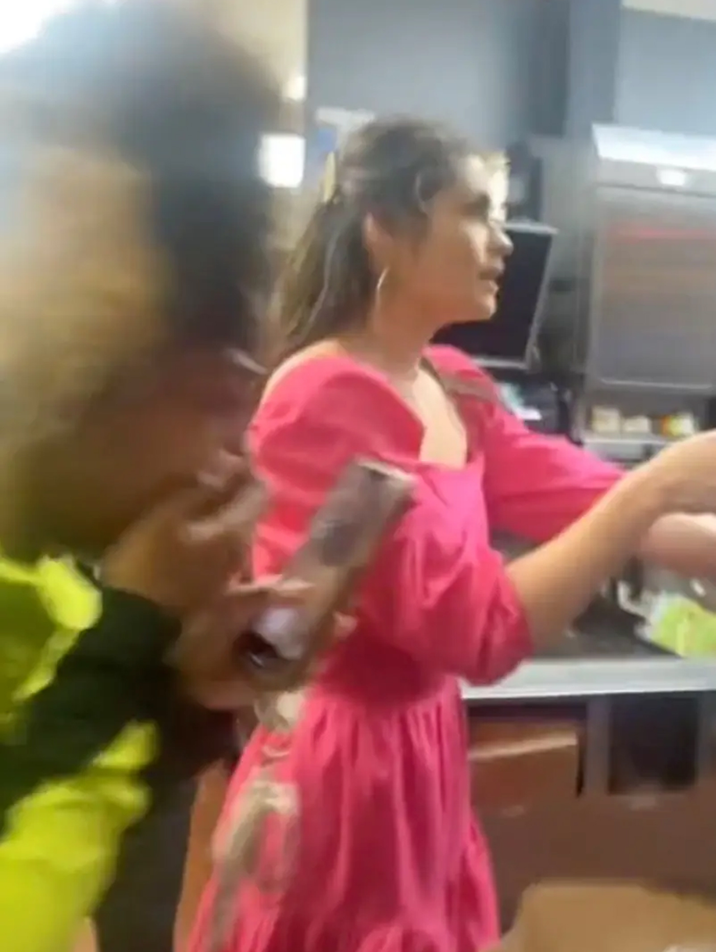 Sătulă să tot aștepte, clienta McDonalds din imagine a ieșit din mașină și a intrat pe geamul de la drive-thru, pentru a-și găti singură burgerii