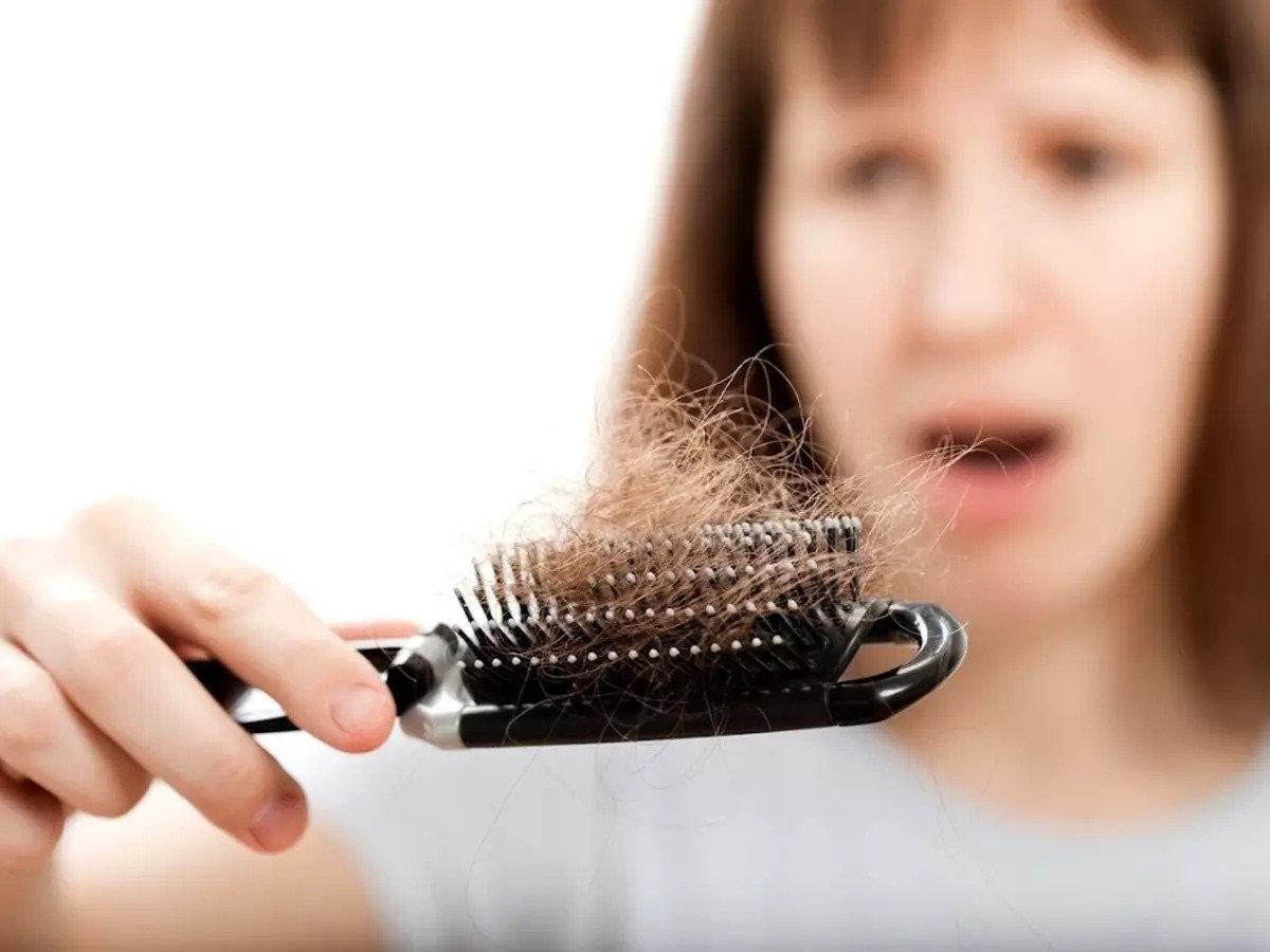 De ce ne cade părul toamna. Cauze și soluții eficiente