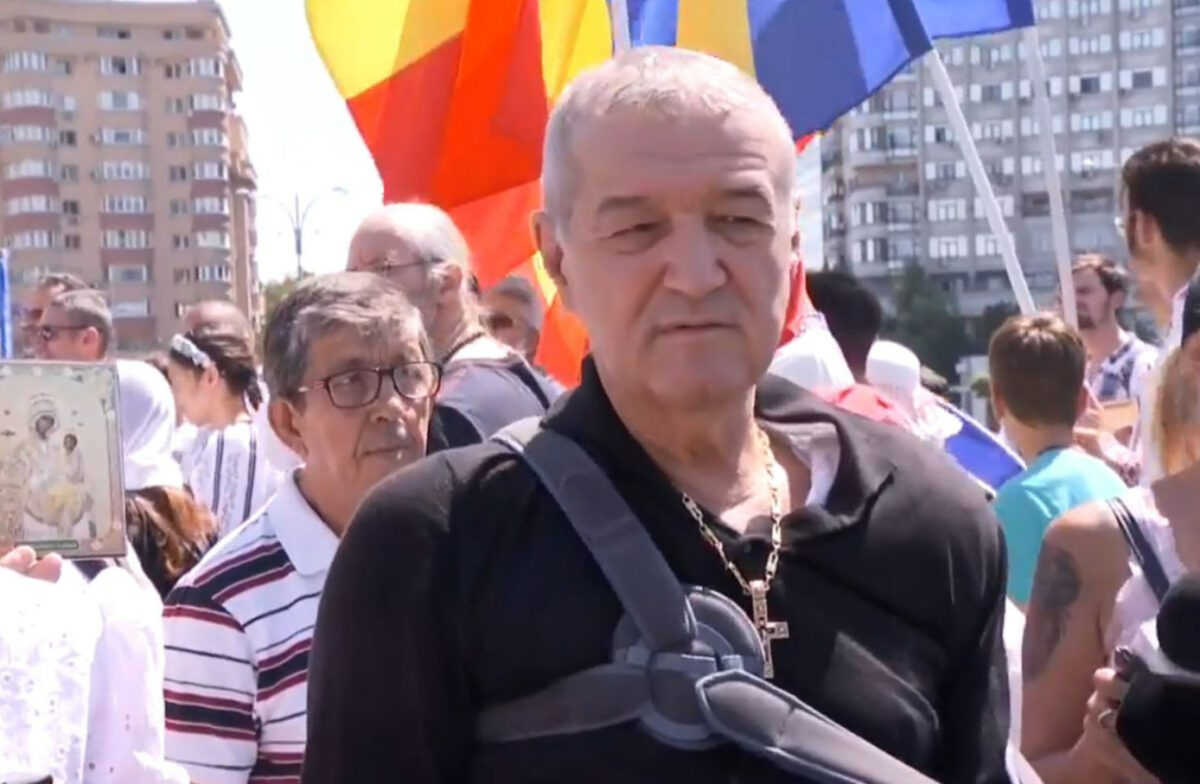 Gestul făcut de Gigi Becali la protestul anti-LGBT. Toți au rămas mască