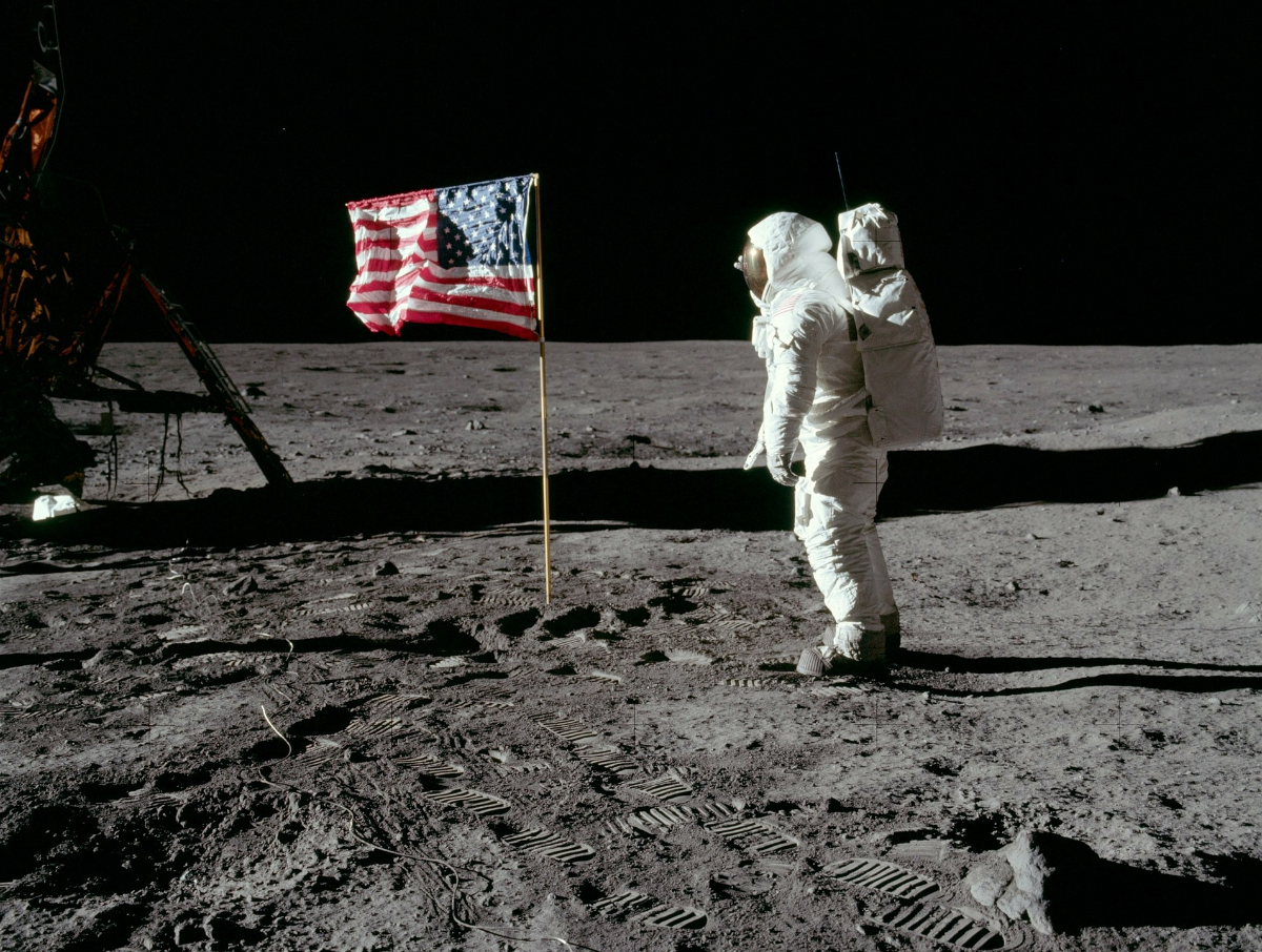 Suma fabuloasă cu care a fost vândută jacheta purtată de Buzz Aldrin pe Lună. Iată cât a costat obiectul vestimentar