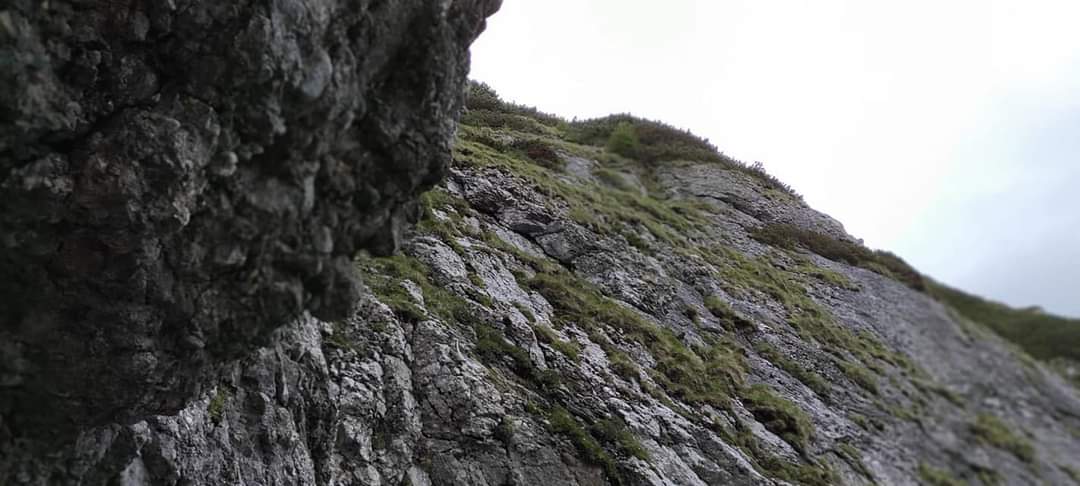 Un turist străin a murit trăsnit în Masivul Bucegi. Grupul din care făcea parte a fost surprins de o furtună