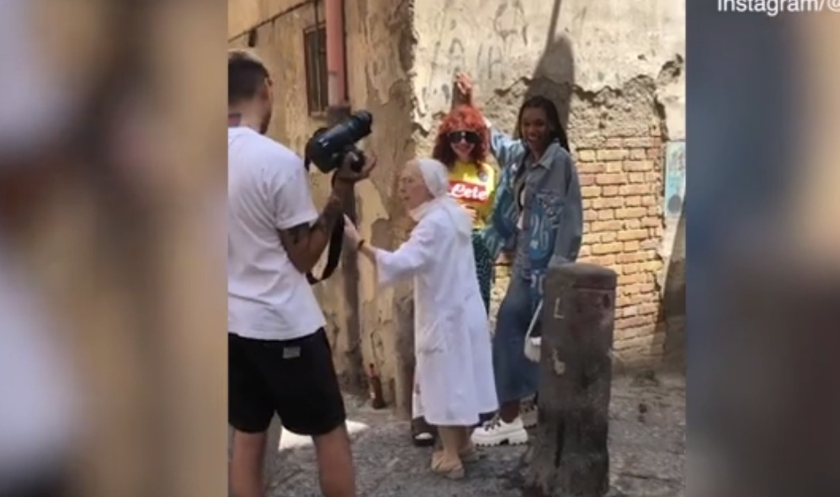 Scena cu călugărița și cele două modelel. Sursă foto: captură video