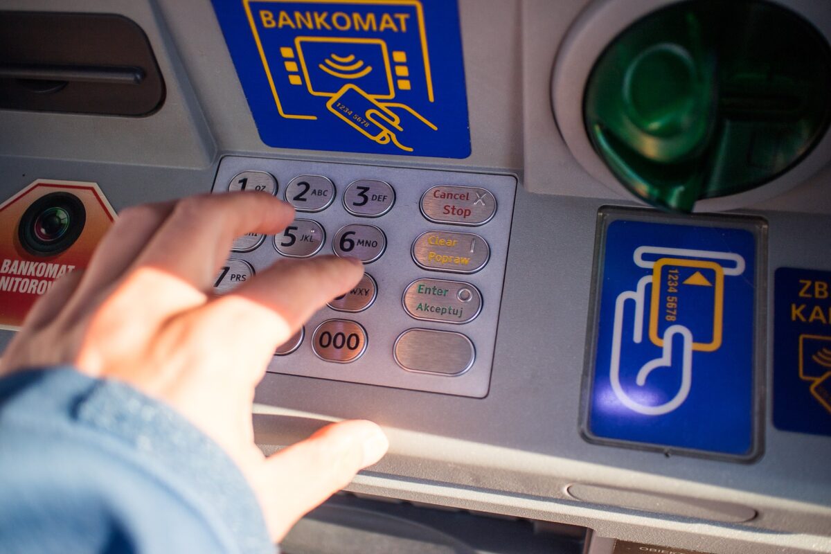 Schimbări importante pentru toți românii care scot bani de la bancomat. Măsura a intrat deja în vigoare