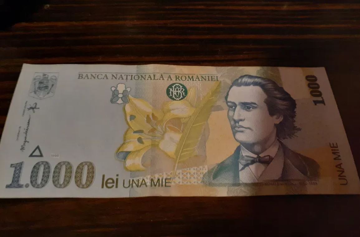 Tu mai ai așa ceva acasă? Cu cât se vinde o bancnotă de 1000 de lei din 1998, cu chipul lui Mihai Eminescu