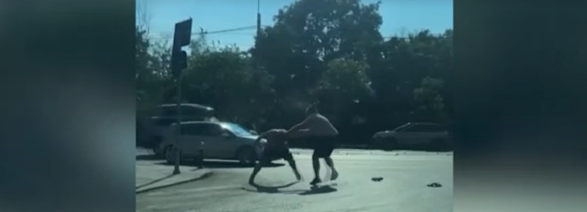 Doi șoferi s-au luat la bătaie în trafic pe una din cele mai circulate străzi din București