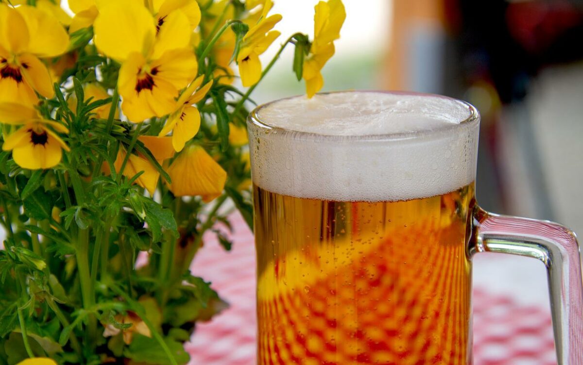 Cât costă o simplă bere pe plaja din Mamaia? Diferenţa e colosală faţă de terasele din Bucureşti