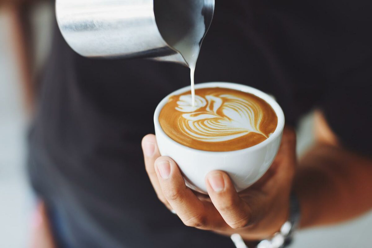 Este sau nu bine să bei cafeaua cu lapte? Ce se întâmplă în organismul tău, de fapt