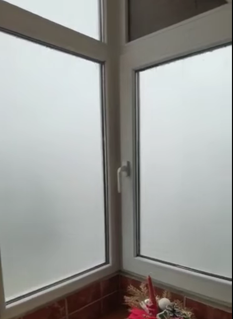 Un craiovean a filmat în timp ce un acoperiș i-a spart geamul de la apartament. Imaginile au devenit virale