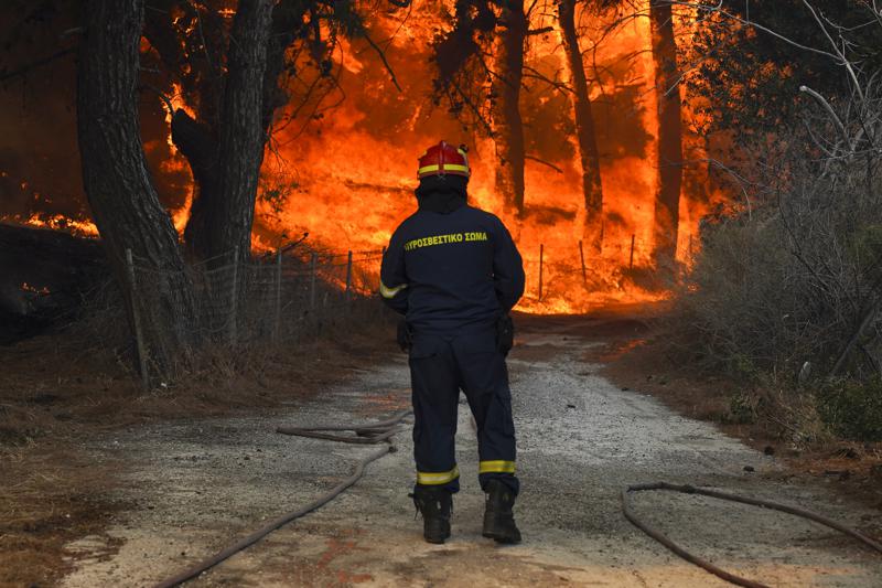 Concediu cumplit pentru români! O insulă din Grecia a fost evacuată, după ce flăcările au devenit periculoase