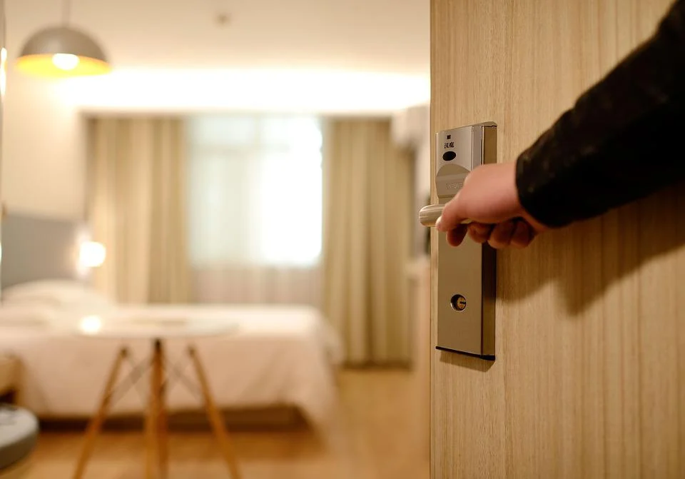 O femeie s-a cazat la un hotel din Timişoara şi a trăit şocul vieţii! Ce i s-a întâmplat la miez de noapte: „Am simţit că mişcă ceva”