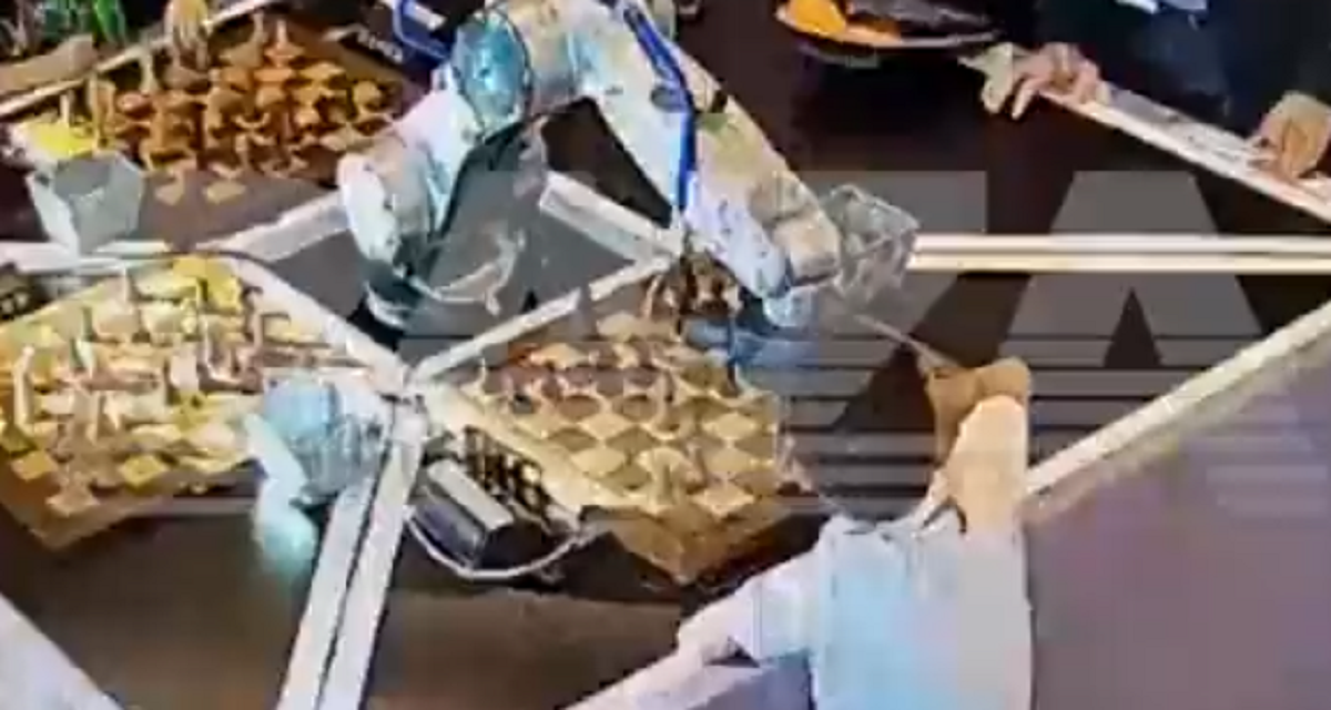 Un robot jucător de șah i-a rupt degetul unui băiat de doar 7 ani în timpul partidei