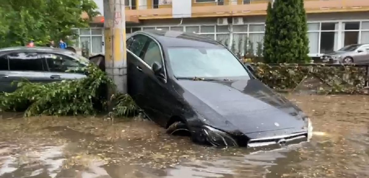 Imagine Stire Cod roșu de ploi și vijelii. Vremea a făcut ravagii în Craiova! | 2review.ro