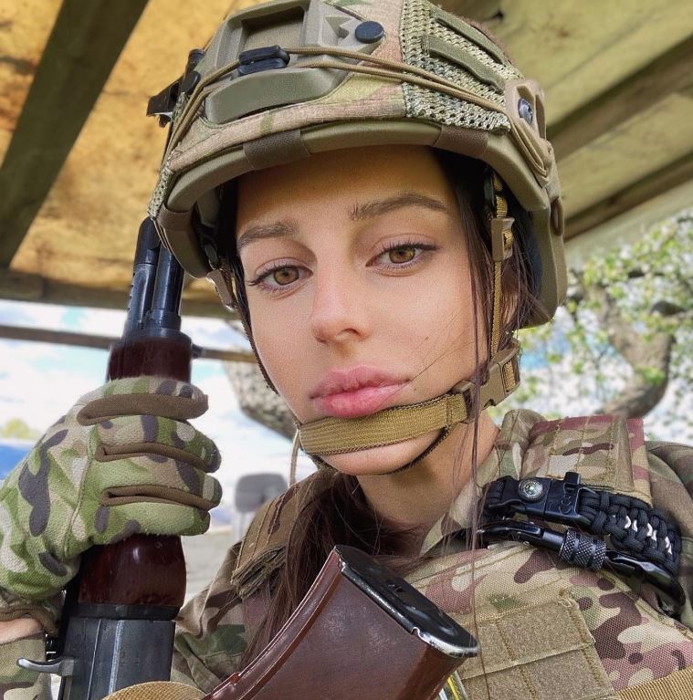Ea e cea mai frumoasă lunetistă din armata lui Zelenski! Oleksandra are doar 23 de ani și seamănă izbitor cu Angelina Jolie
