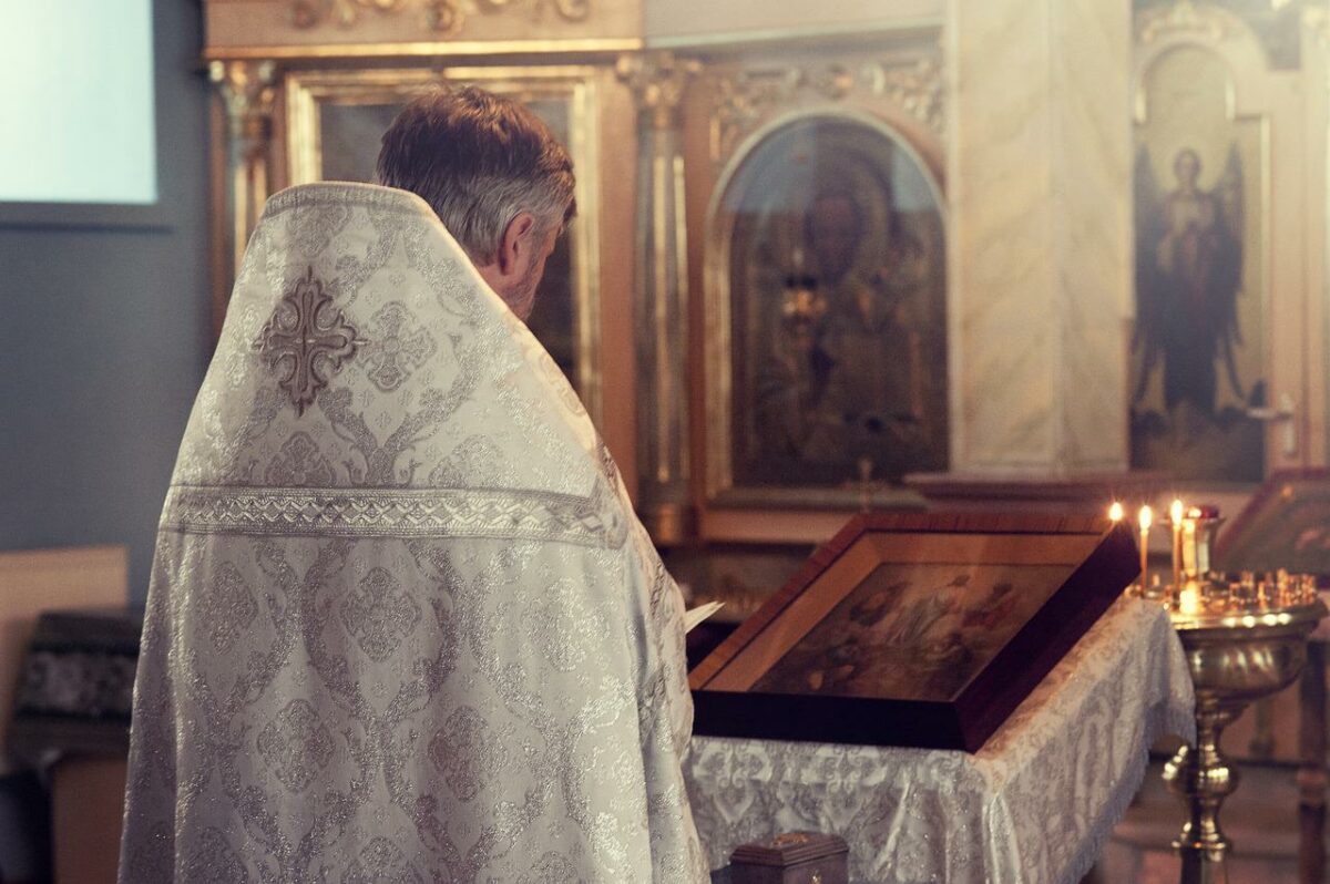 Scandal lângă Arhiepiscopia Tomisului. Un călugăr a fost încătușat de polițiști: ”Nu am făcut nimic!”
