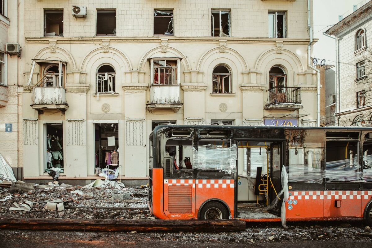 Imagini cutremurătoare în Ucraina! Un tată s-a rugat două ore ținându-și fiul ucis de bombardamente de mână