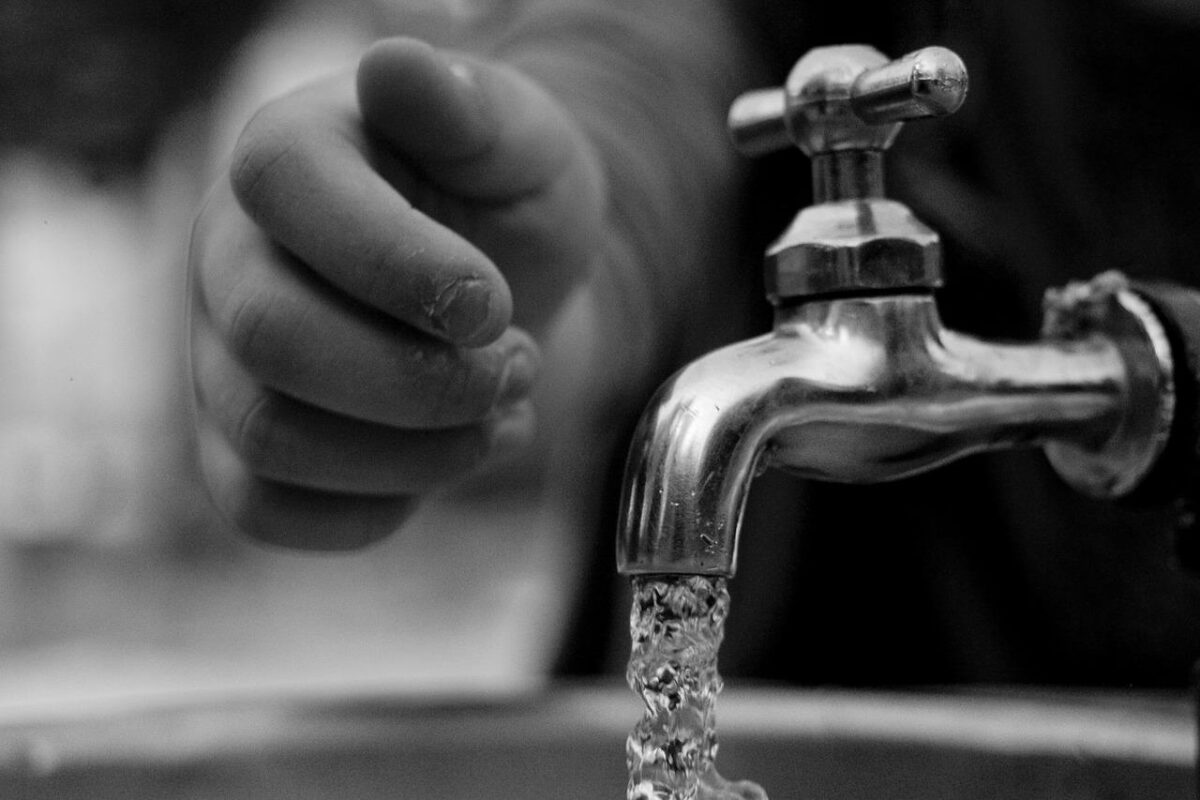 Orașul din România în care furnizarea apei este restricționată! Unii dintre locuitori primesc apă o dată la 3 zile