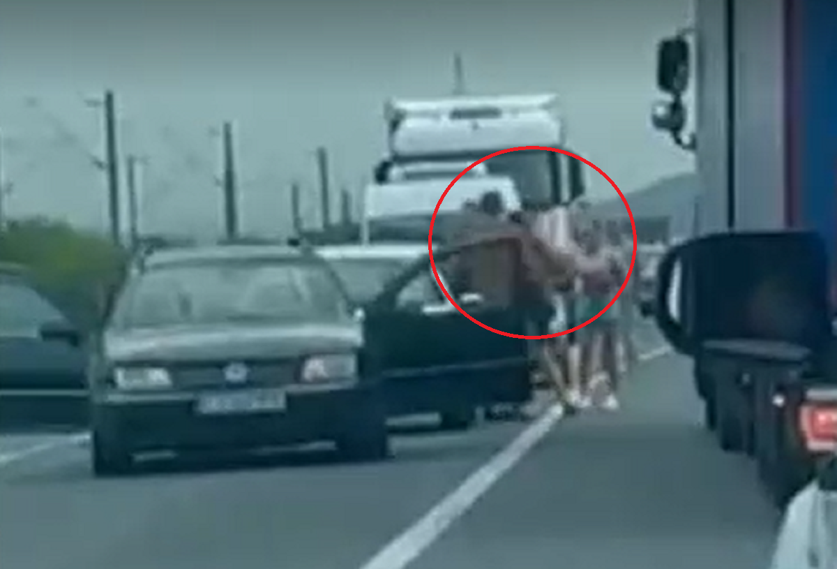Situație șocantă în trafic, pe DN1C. O șicanare a degenerat rapid, iar un șofer a fost atacat cu toporul