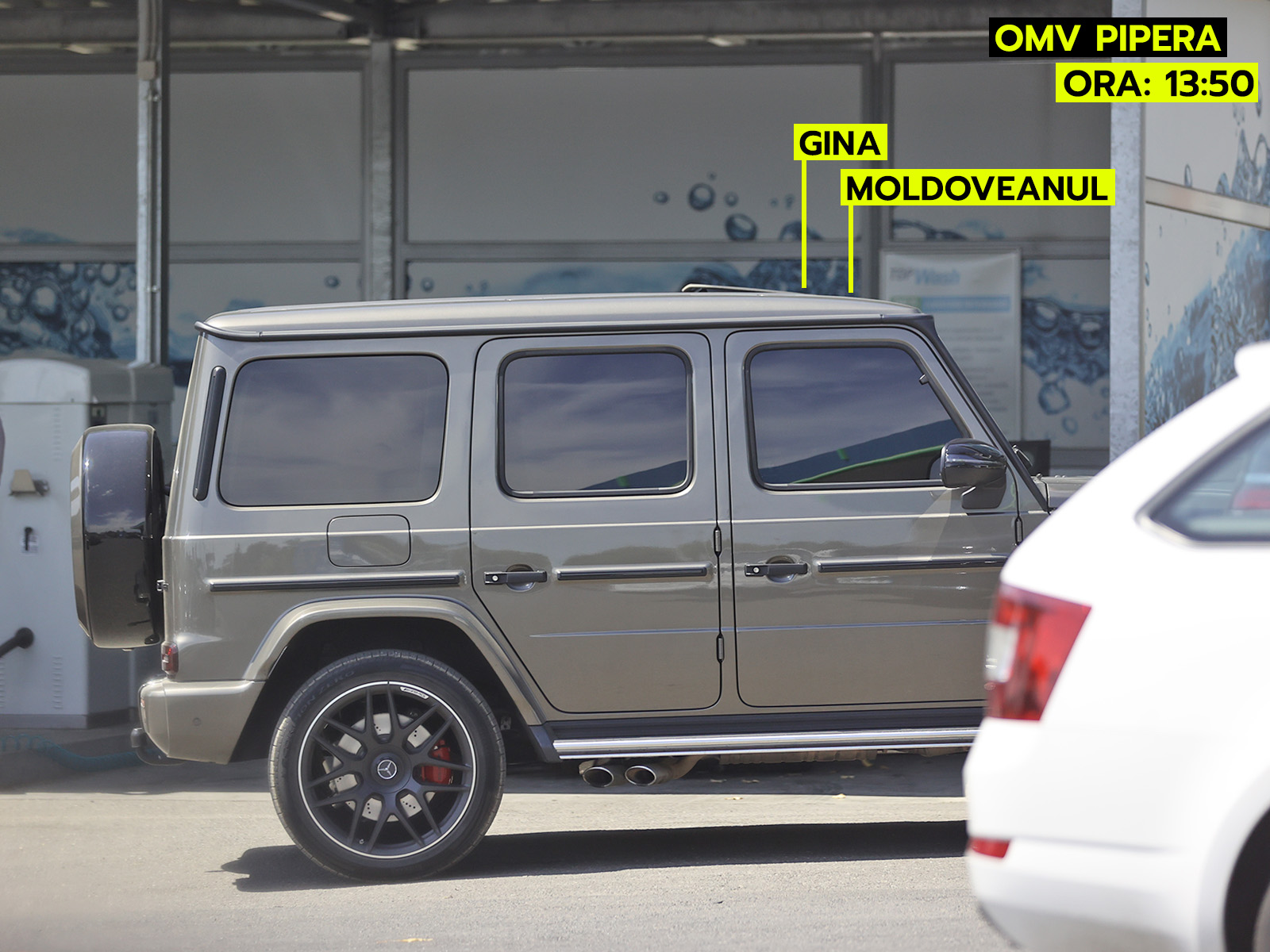 Gina și Moldoveanul așteaptă în mașină să sosească șoferul cu Audi (Foto: CANCAN.RO)