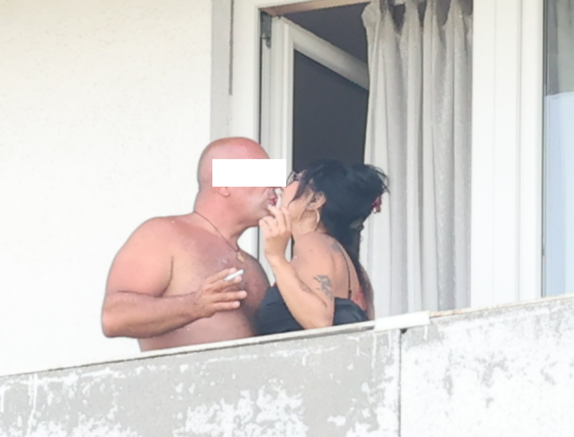 Milionarul și Ioana Popescu se sărută pe balcon (Foto: CANCAN.RO)