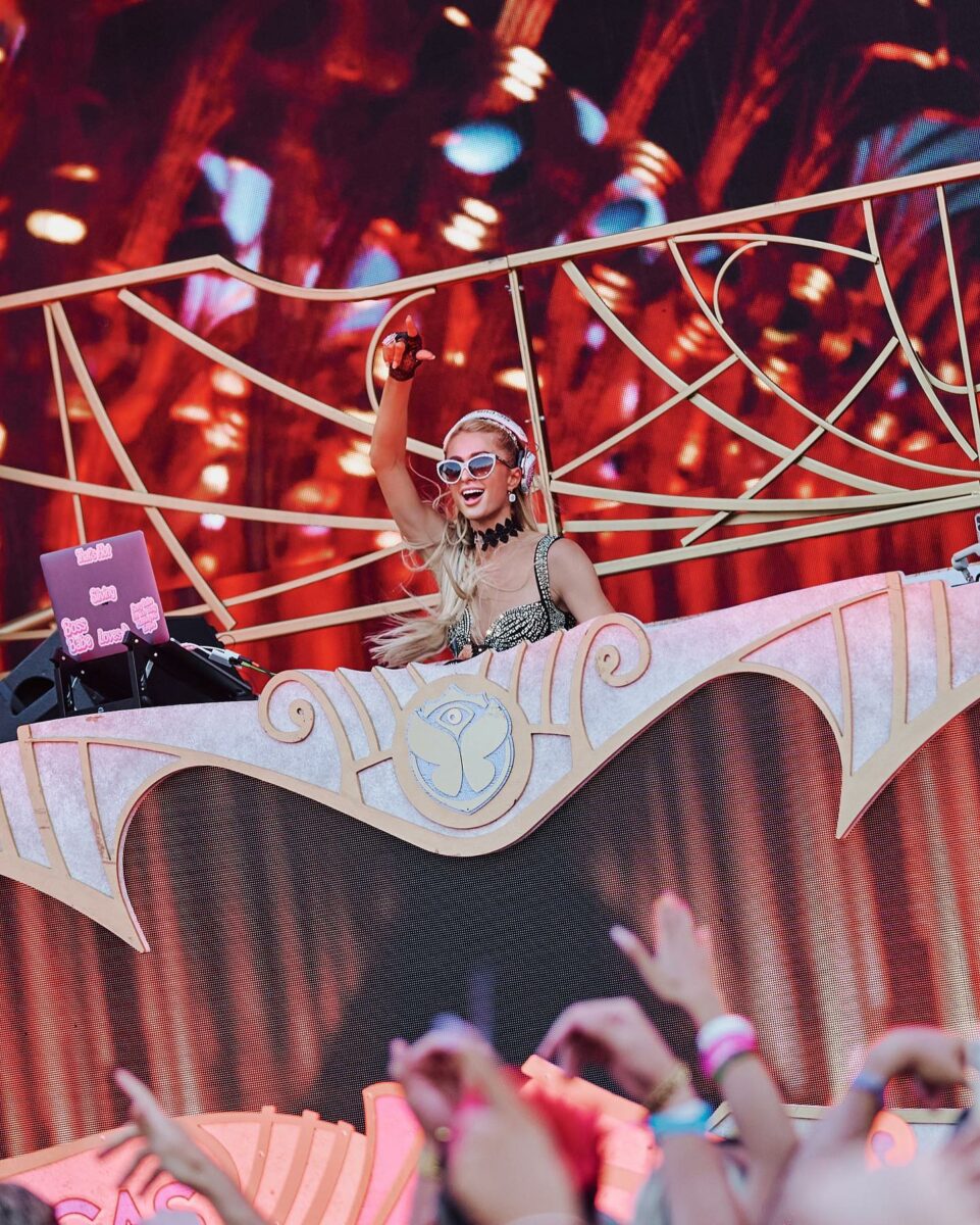 Paris Hilton va mixa la un festival din România. Suma exorbitantă pe care o cere