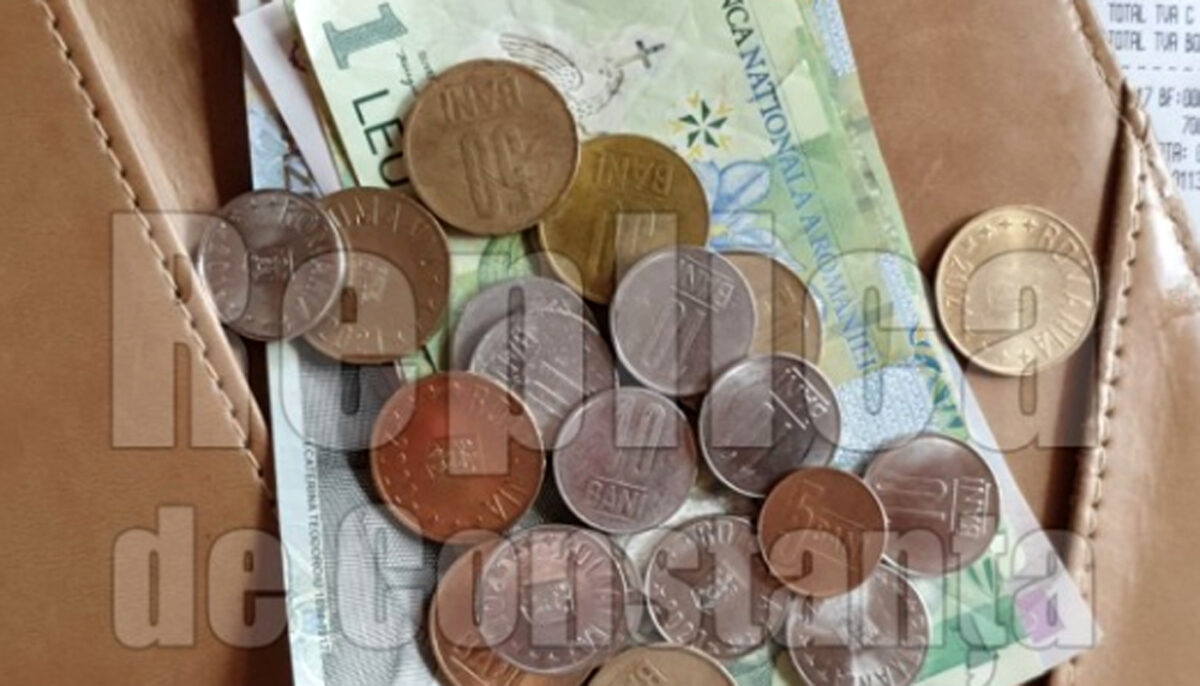 Doi turiști din Mamaia au plătit cu monede nota de 45 de lei – pentru 3 mici, o bere și un suc. Cum a reacționat chelnerul când a văzut mormanul de bani