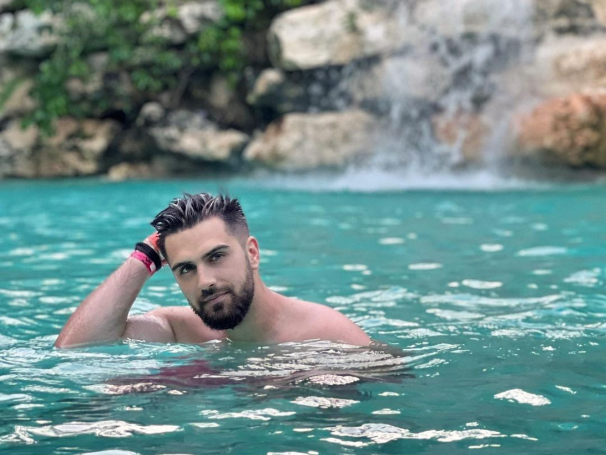 Imagine Stire Alex Leonte a aflat că e părăsit din Cancan. A șters toate pozele cu Theo Rose după doar 25 de minute, iar contul lui de Instagram a explodat | 2review.ro