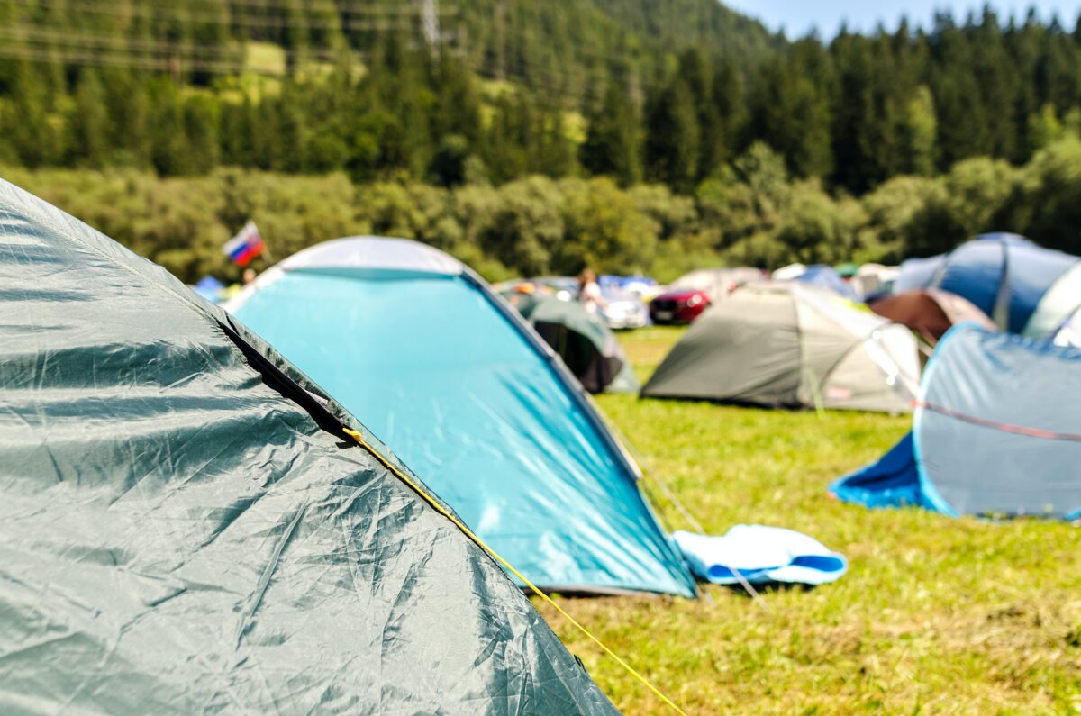 Tânără de 27 de ani, la un pas de tragedie într-un camping din Eforie Nord: ”S-a trezit cu foarfeca în mână”