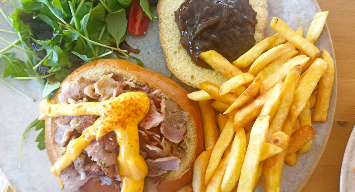 Cât costă un simplu cheeseburger la Golden Beach, din Thassos? Câţi bani trebuie să scoţi din buzunar, dacă vrei şi cartofi prăjiţi